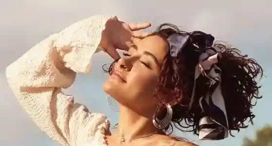 متن و ترجمه آهنگ «Hayatım Kaymış» از Melek Mosso